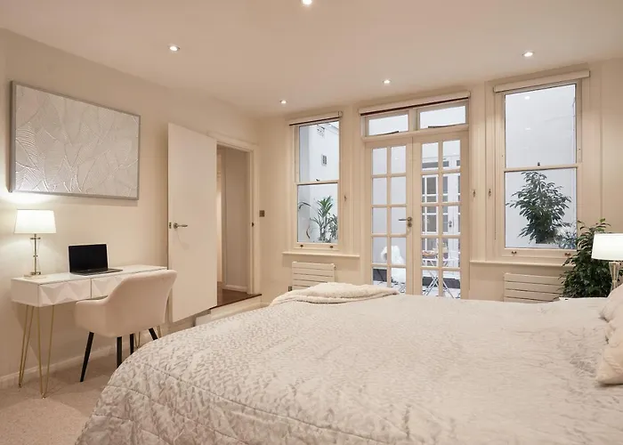 Hyde Park Luxury Two-Bedroom Apartment With Patio