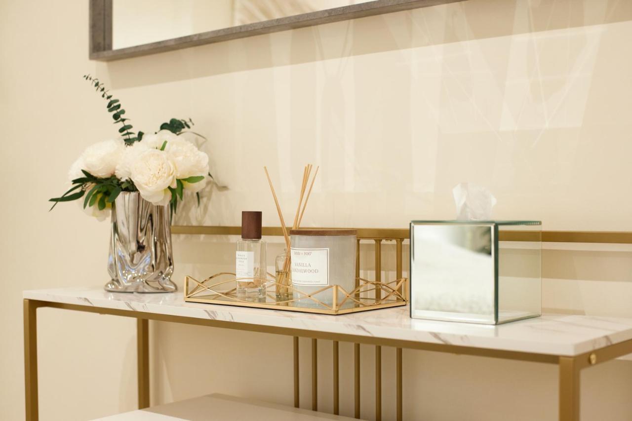 Hyde Park Luxury Two-bedroom With Patio Londra