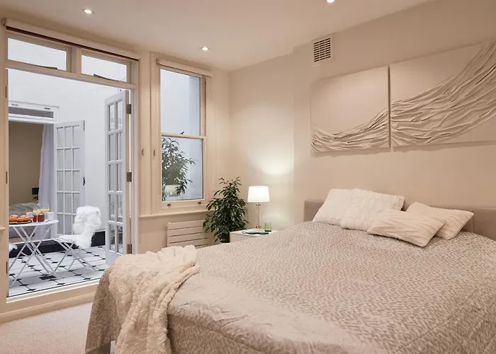Hyde Park Luxury Two-Bedroom Apartment With Patio